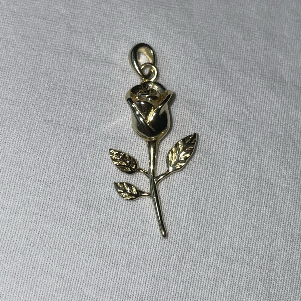 18k gold vermeil over 925 high quality sterling silver rose necklace. NWOT.